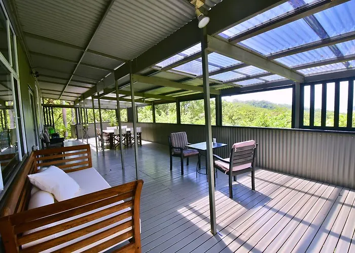 Cow Bay Hilltop Escape